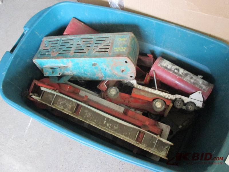 lot 148 image: Tote of trucktrailer toys