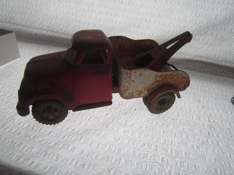 Red Metal Tow Truck