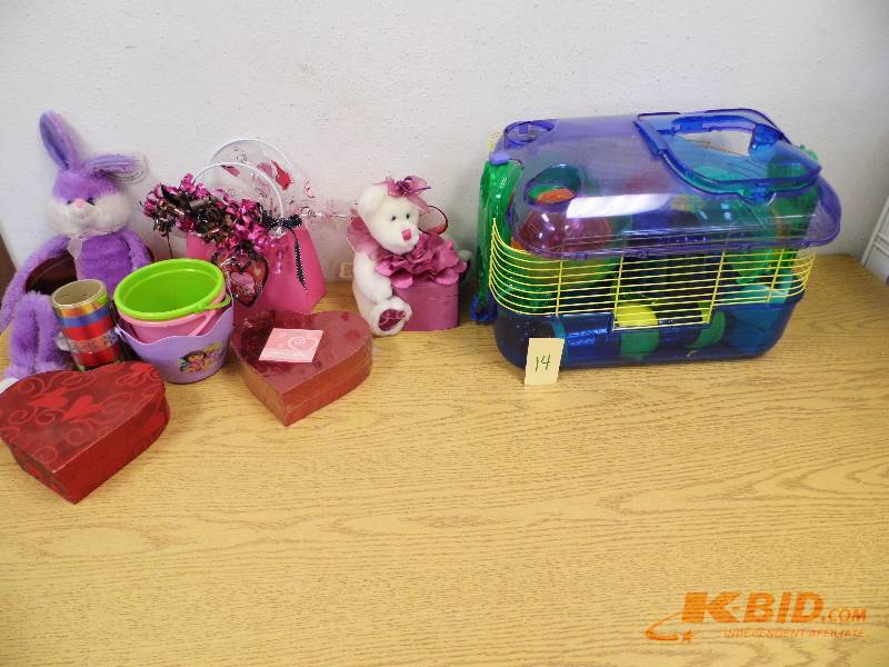 lot 14 image: Habitrail and Misc