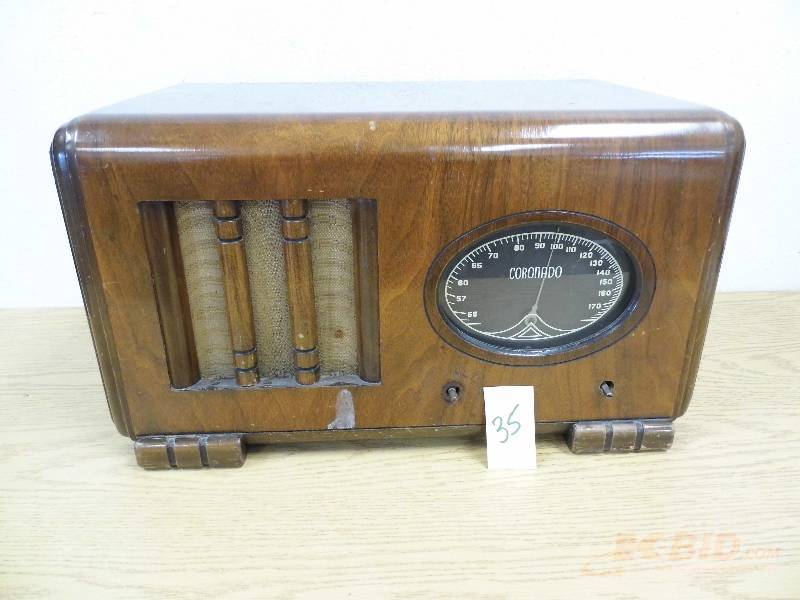 lot 35 image: Vintage Coronado Wooden Radio