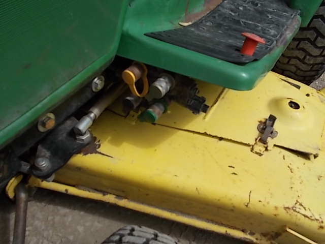 lot 6 image: John Deere 455 Lawn Tractor, 22 HP ...