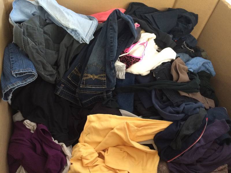 lot 103 image: 1000 pieces of used clothing no stains or tears box isnt included bring your own help to load
