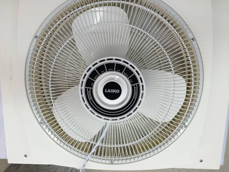 lot 82 image: lasko 16 window fan