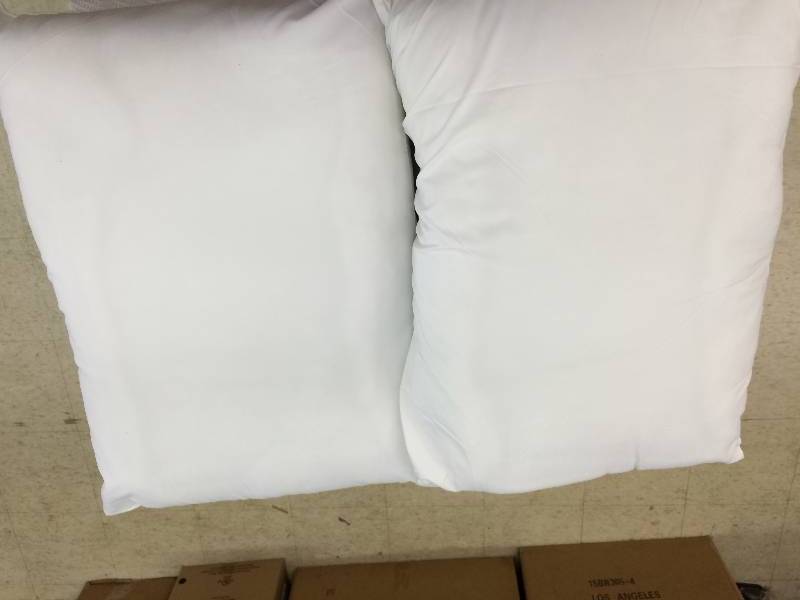 lot 85 image: six brand new pillows