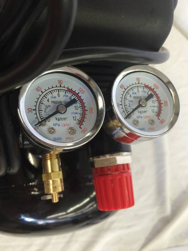 lot 105 image: Mastercraft 3 Gallon Air Compressor