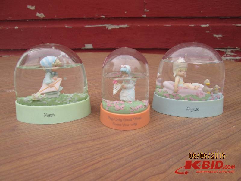 Lot of Precious Moments snow globes...