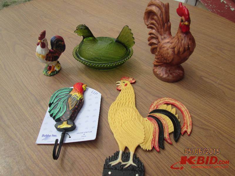 Nice lot of rooster dcor. Towel h...