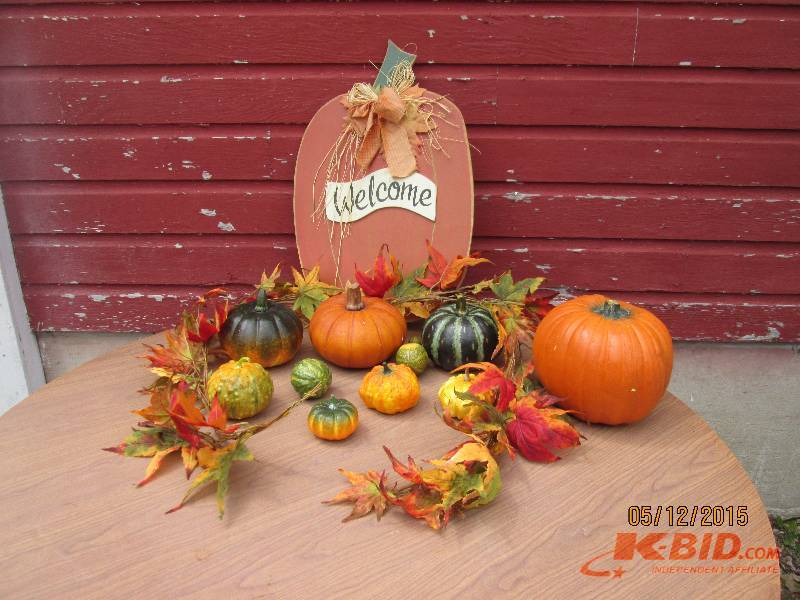 Very nice lot of fall deocrative it...