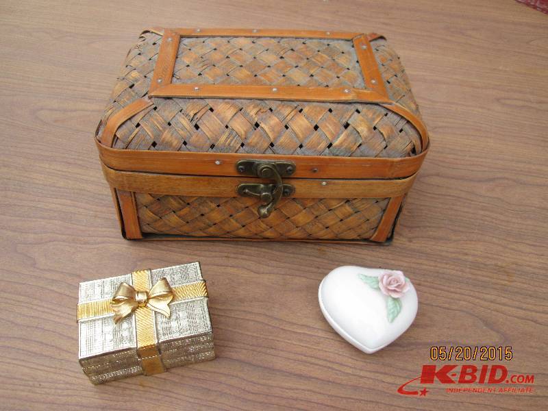 Small lot of vintage trinket and mu...