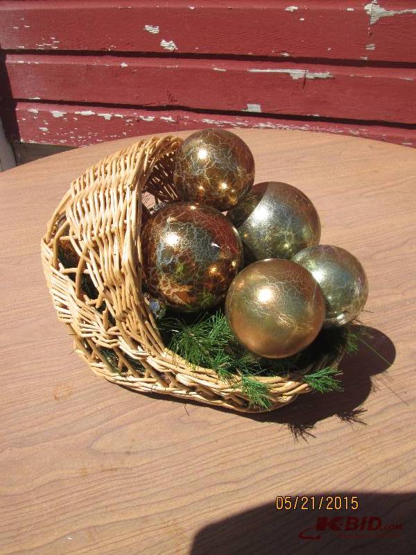 Nice setting of gold Christmas bulb...