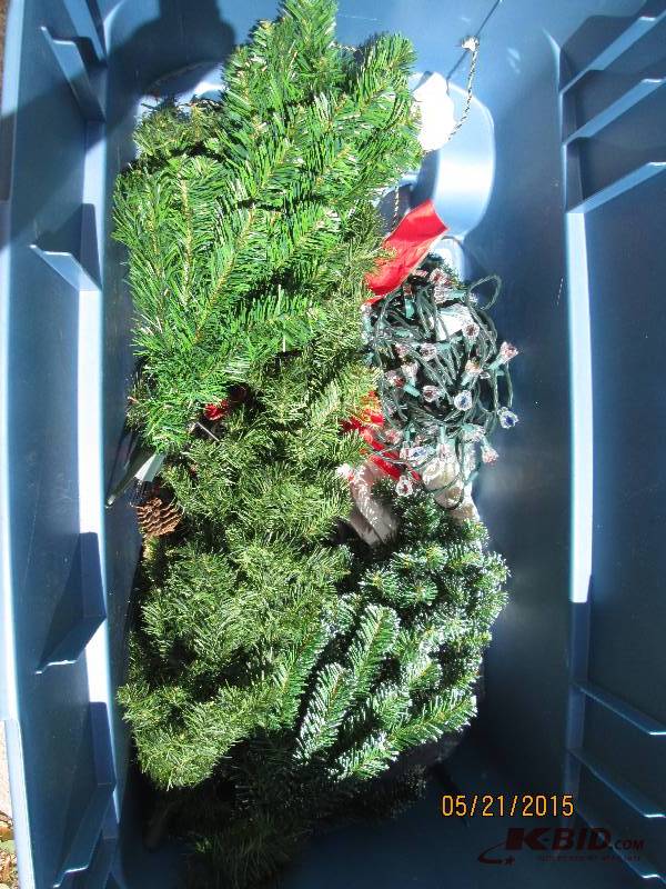 Nice lot of Christmas greens and li...