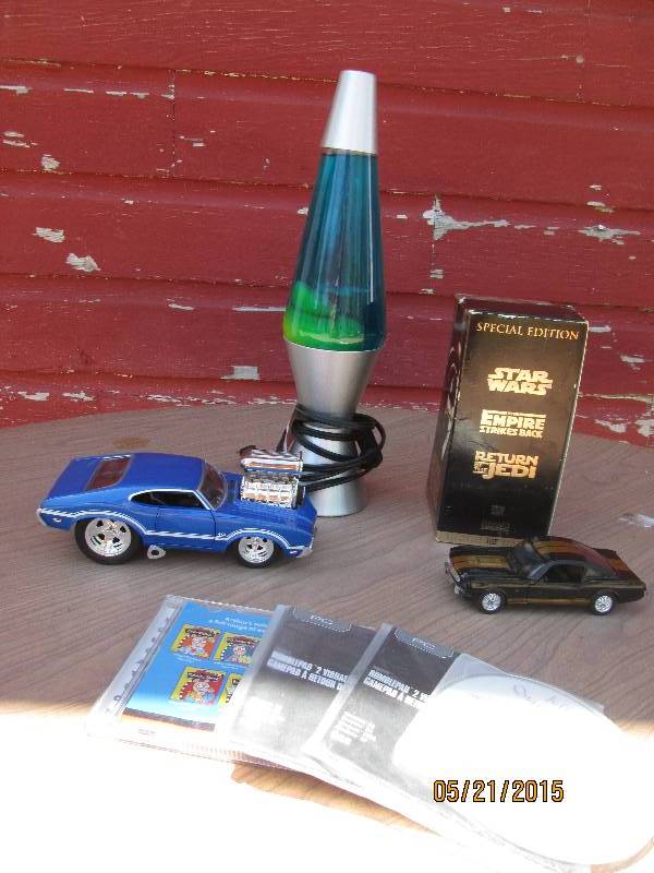 Small assortment of collectable ite...