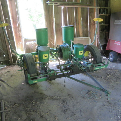 lot 7 image: John Deere 290 Planter