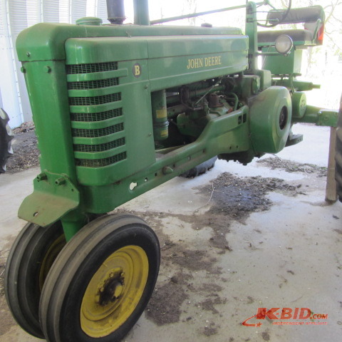 lot 4 image: John Deere B Tractor
