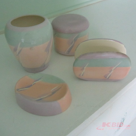 lot 81 image: Calif. Pottery Bath Se