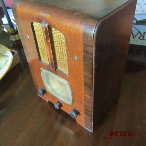 lot 87 image: Vintage Tube Radio