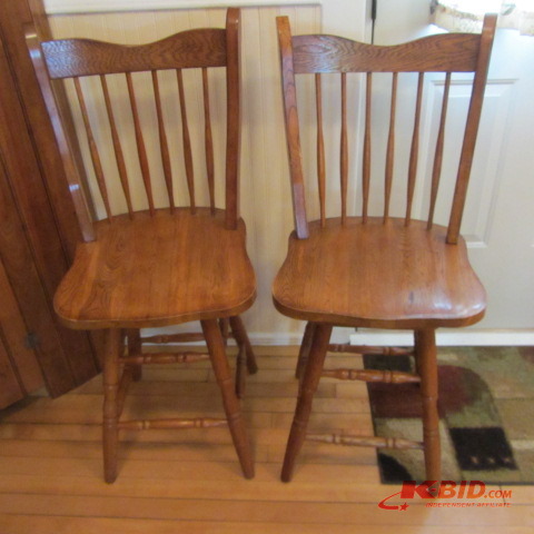 lot 89 image: Pair Oak Bar Stools
