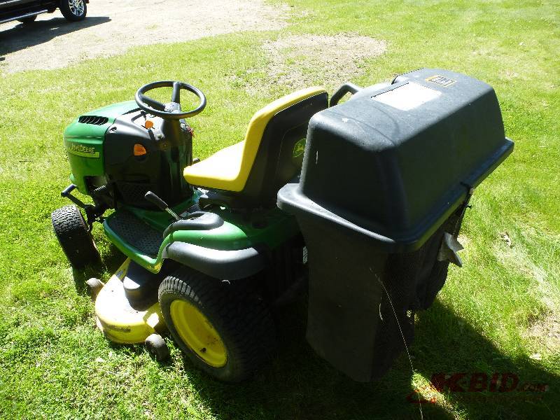 John Deere L 120 Lawn Tractor