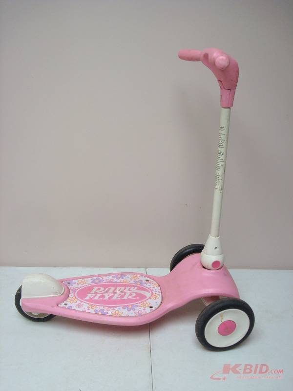 lot 6 image: Radio Flyer Kids Scooter