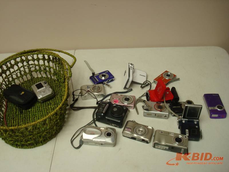 lot 18 image: Basket Fillet With Digital Cameras, Untested