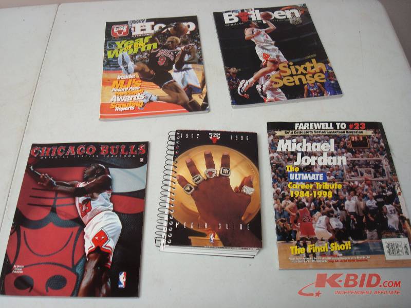 lot 64 image: Lot Of Chicago Bulls Magazines And Media Guide