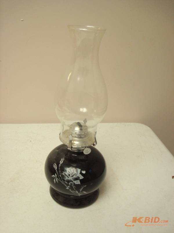 lot 124 image: Glass Oil Lantern