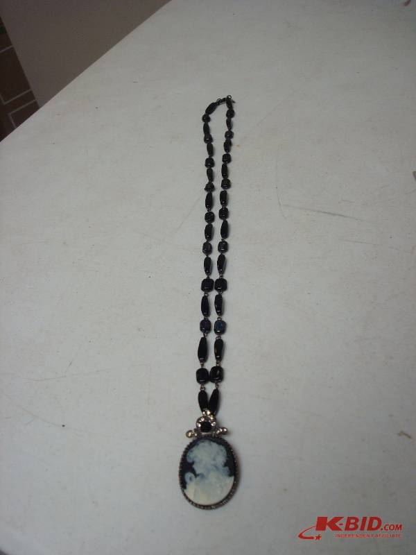 lot 128 image: Ladies Costume Necklace