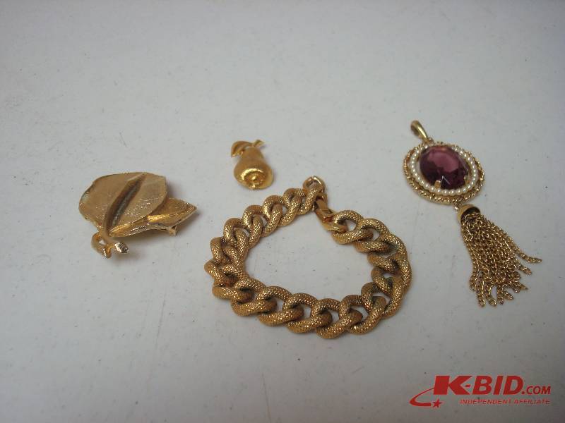 lot 130 image: Lot Of Gold Tone Jewelry