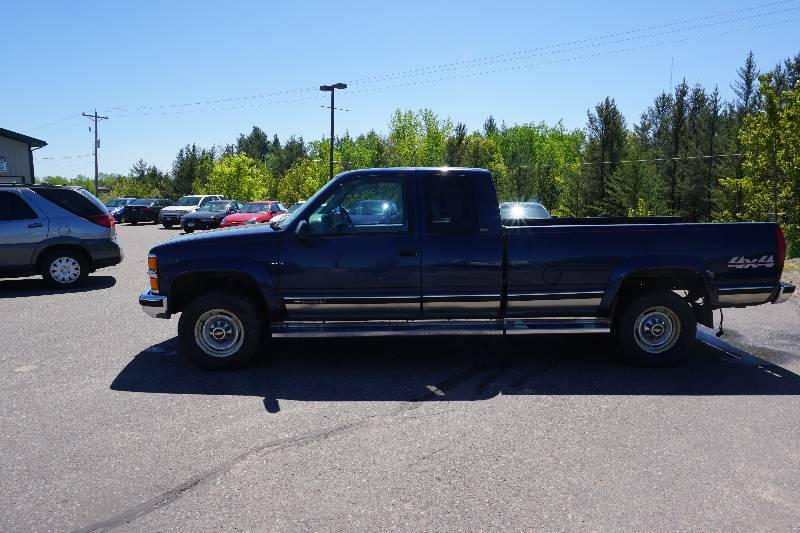 lot 10 image: 1996 Chevrolet CK 2500 4 x 4 Pick Up Truck