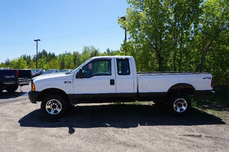 lot 9 image: 2000 Ford F-350 XL Super Duty 4 x 4 Pick Up Truck