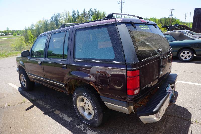 lot 17 image: 1993 Ford Explorer 4 x 4 SUV