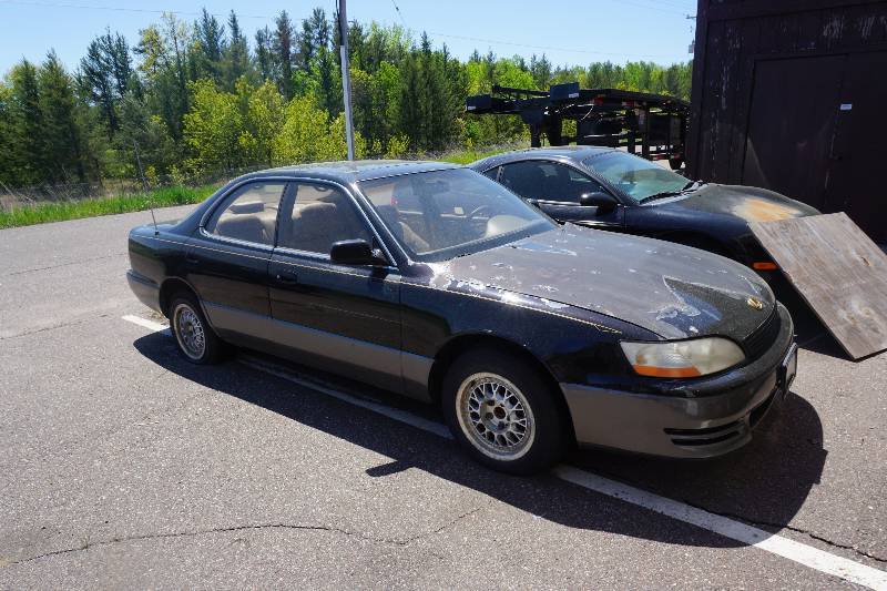 lot 16 image: 1994 Lexus ES300 4 Door Sedan
