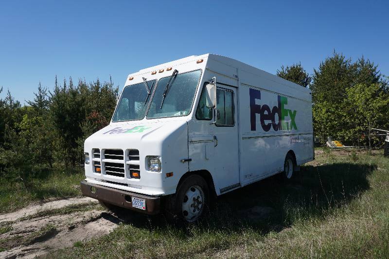 lot 15 image: 1990 International Fed Ex Service TruckVan