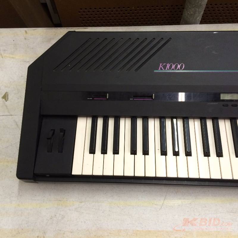 lot 4 image: Kurzweil K1000 76-Key Synthesizer, broken pow...