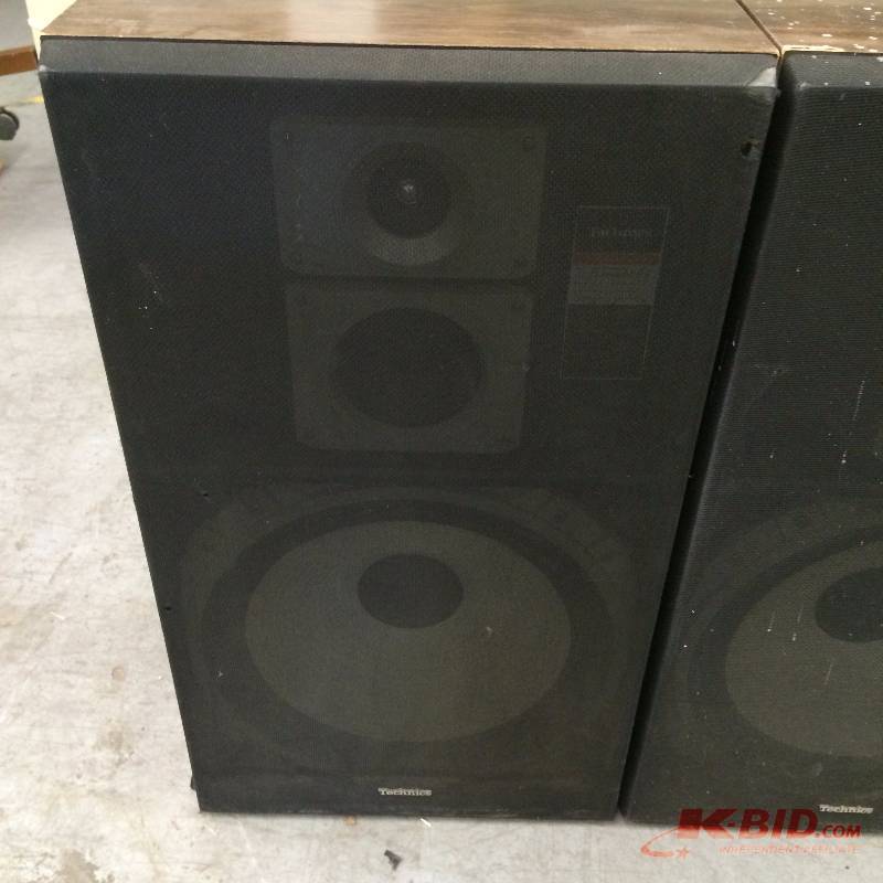 lot 35 image: Technics SB-2685 200 Watt 31" 3-Way Spea...