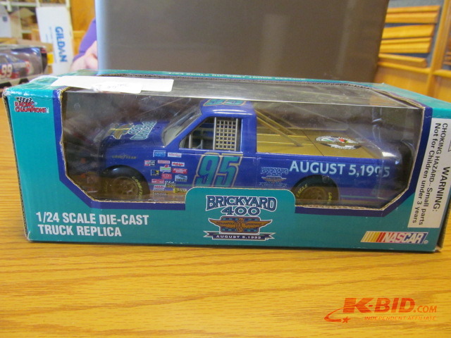 lot 3 image: Eacingchampios 124 scale NASCAR Die Cast Race Car