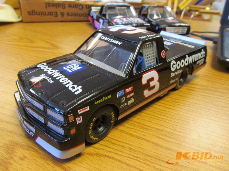 lot 27 image: Racing Champions 124 scale NASCAR Diecast Craftsman Truck Series Truck