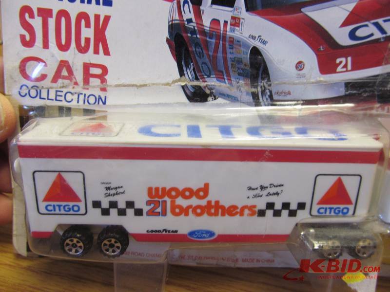 lot 44 image: Road Champs 187 scale (HO scale) Team Transporter