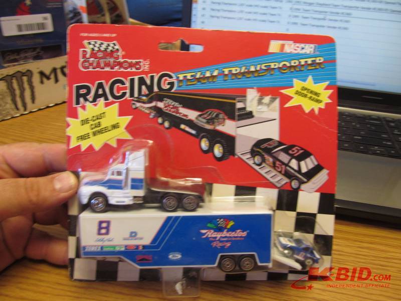 lot 45 image: Racing Champions 187 scale (HO scale) Team Transporter