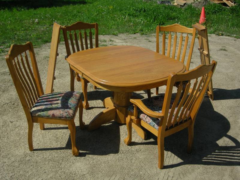 lot 5 image: Modern Oak Pedestal table and chairs