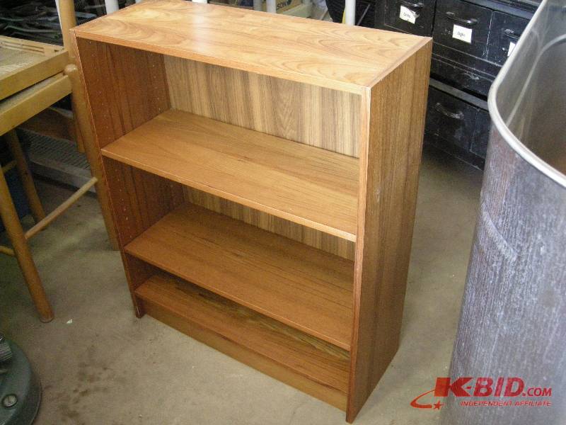 lot 17 image: Wood shelf unit