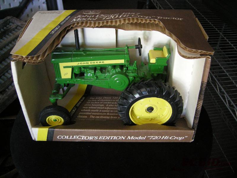 lot 26 image: Ertl John Deere Tractor