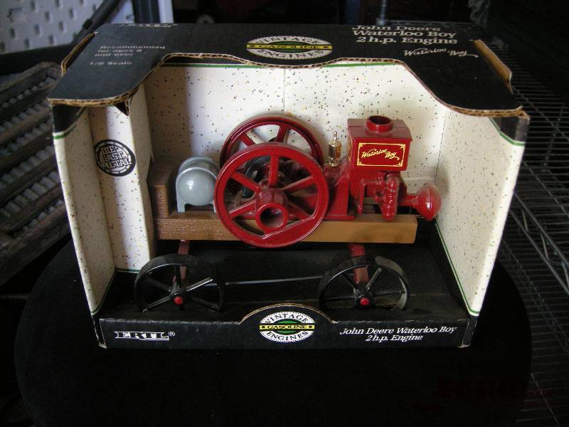 lot 27 image: Ertl John Deere Engine