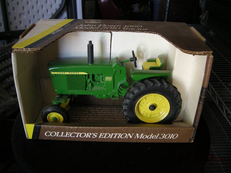 lot 28 image: Ertl John Deere Tractor