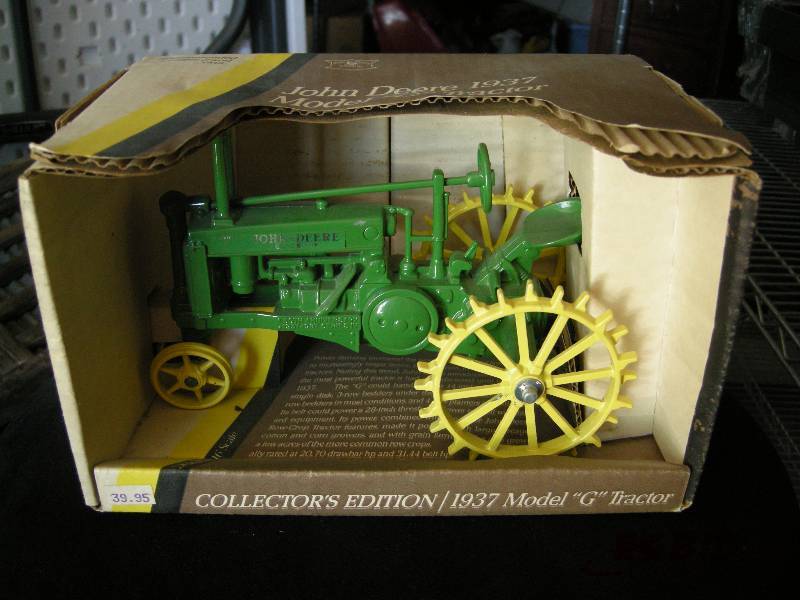 lot 29 image: Ertl John Deere Tractor