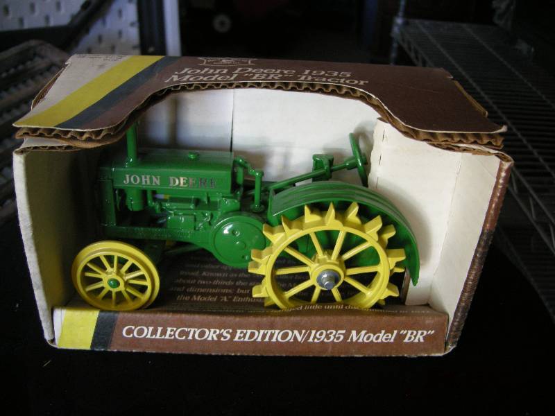 lot 31 image: Ertl John Deere Tractor