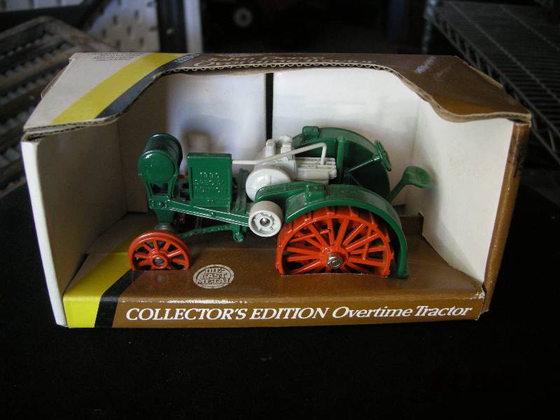 lot 32 image: Ertl John Deere Tractor