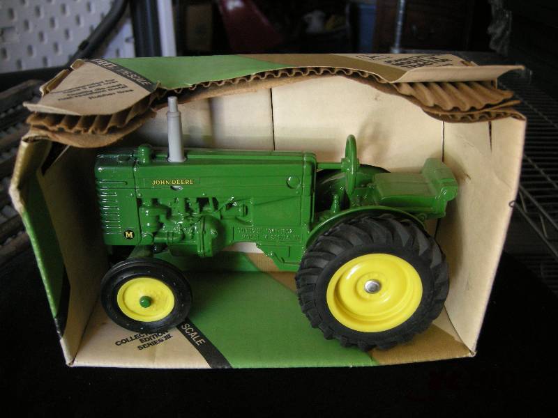 lot 33 image: Ertl John Deere Tractor