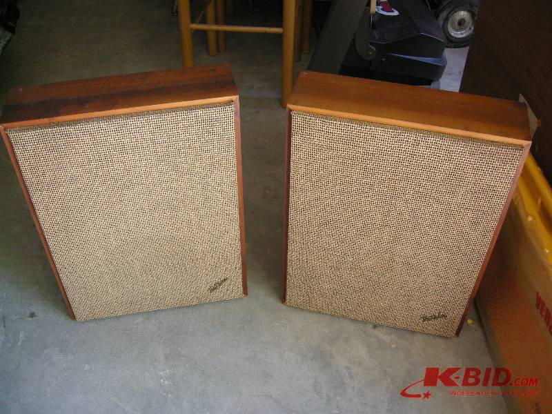 lot 37 image: Vintage The Fisher speakers