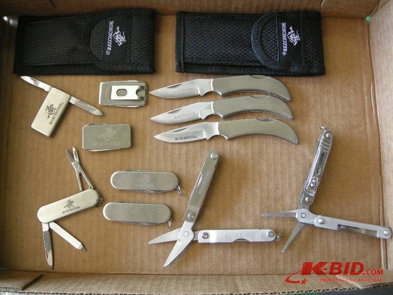 lot 61 image: 11 Winchester knives